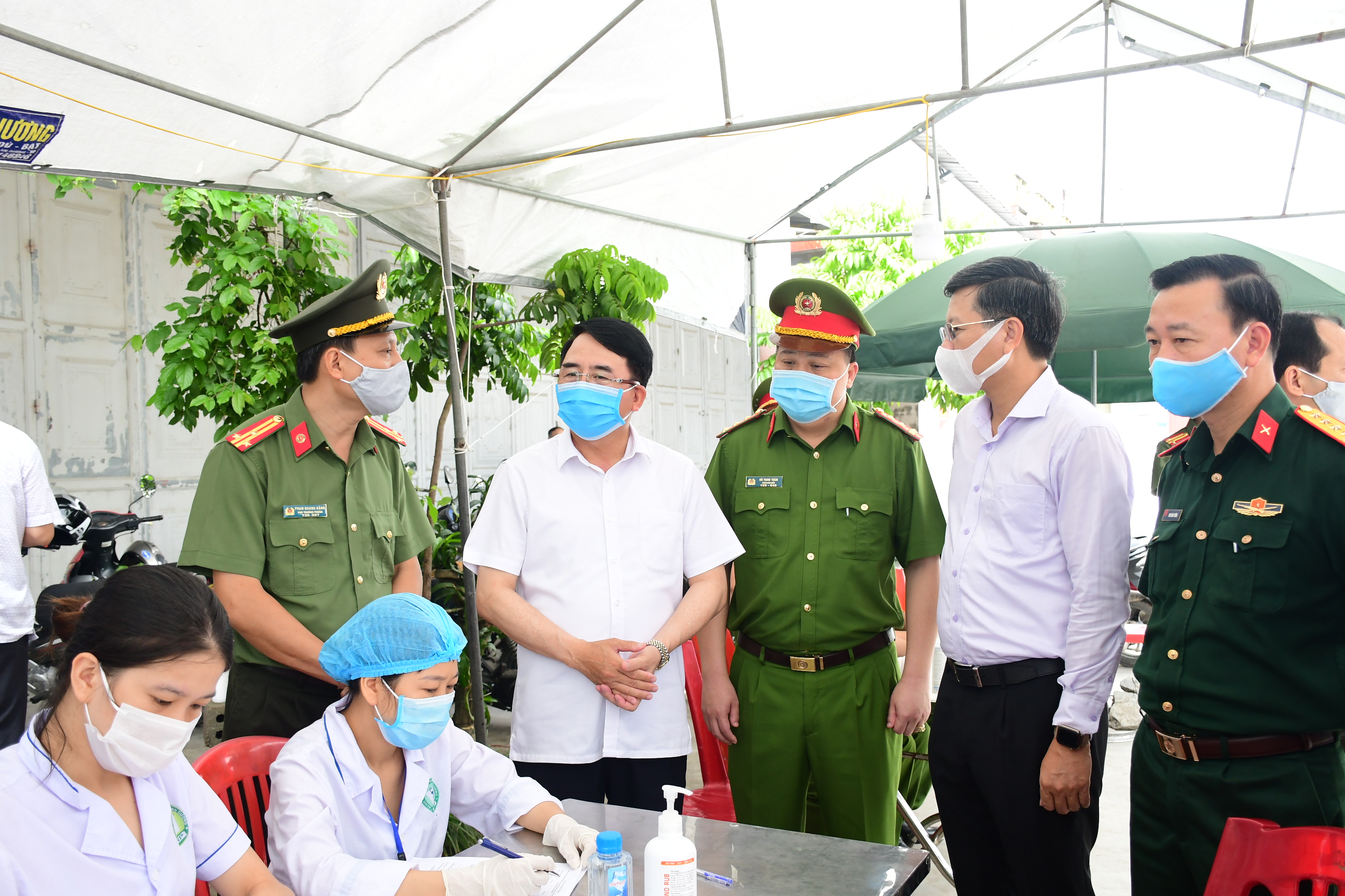 Ủy ban nhân dân thành phố chỉ đạo tiếp tục thực hiện các biện pháp phòng chống dịch bệnh COVID-19 trong tình hình mới